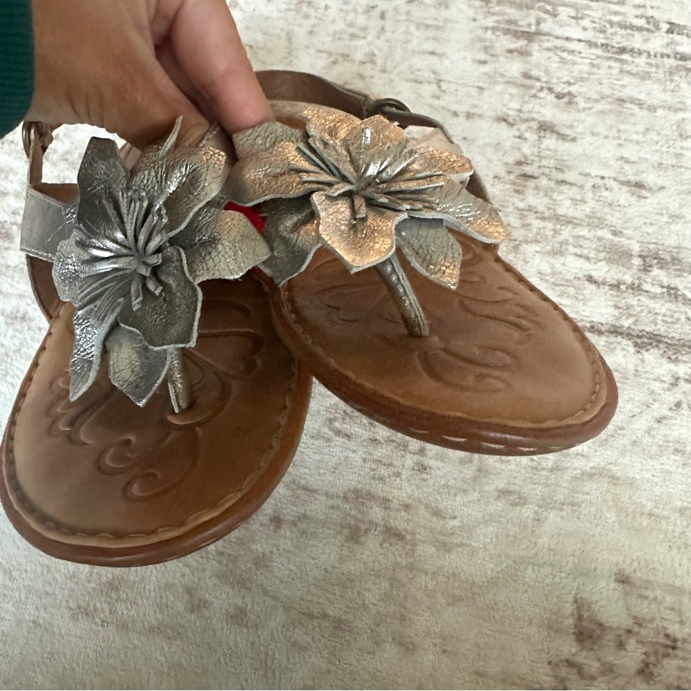 Born Silver Floral Leather Slingback Sandals size 9 - Picture 2 of 8